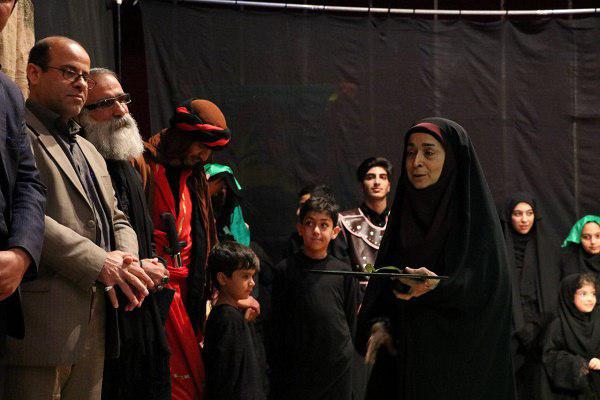 گزارش تصویری تجلیل از عوامل نمایش «کاروان نور» در محمود آباد