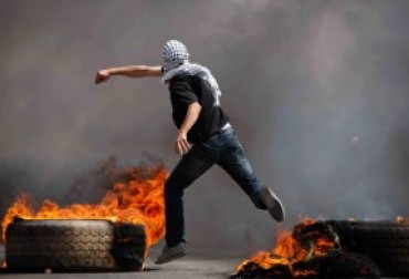 犹太复国主义分子袭击巴勒斯坦人致3人牺牲逾千人受伤