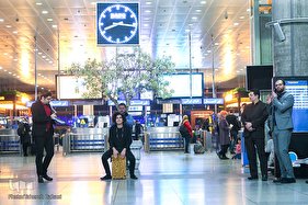 طنین سرودهای انقلابی در فرودگاه امام(ره)