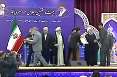 فیلم/ تجلیل از «علیرضا بیرانوند» در افتتاحیه اجلاس نماز