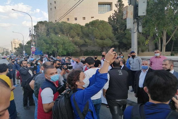 تظاهرات مقابل سفارت فرانسه در اردن در اعتراض به اهانت به پیامبر اکرم (ص)+عکس