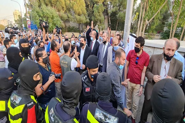 تظاهرات مقابل سفارت فرانسه در اردن در اعتراض به اهانت به پیامبر اکرم (ص)+عکس