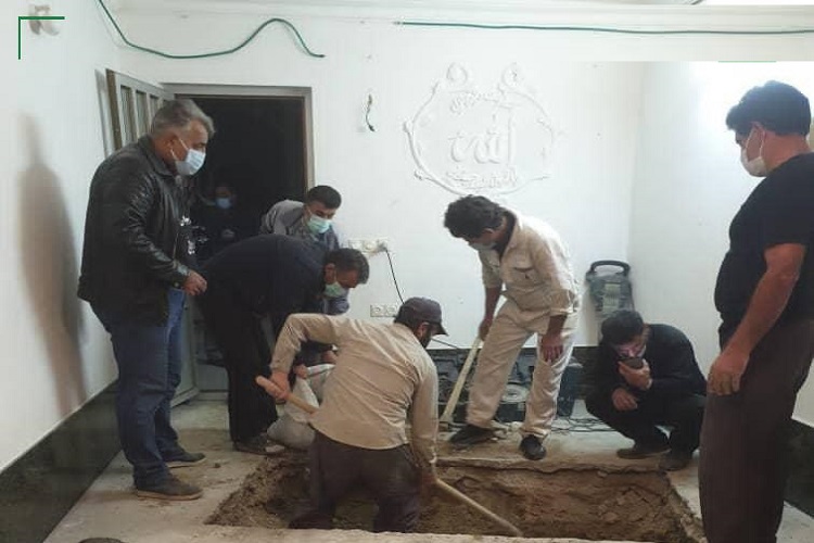 عکسی از آرامگاه پیکر علامه حسن زاده آملی در خانه خود روستای ایرا عکسی از آرامگاه پیکر علامه حسن زاده آملی در خانه خود روستای ایرا