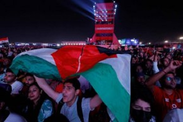 تماشگران جام جهانی با بازوبندهایی به یاد فلسطین + فیلم