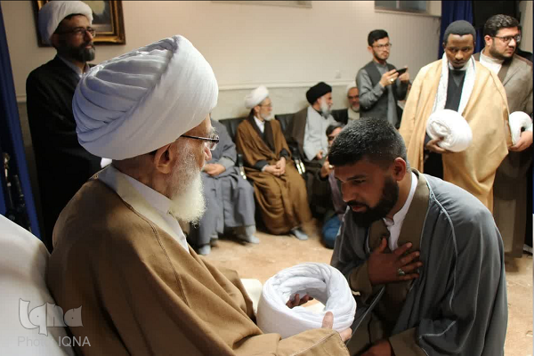 معمم شدن طلاب المصطفی توسط آیت‌الله نوری همدانی