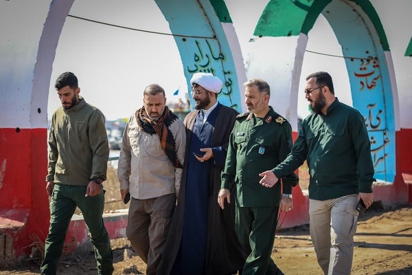 سردار سیاوش مسلمی، فرمانده سپاه کربلای مازندران در بازدید از یادمان شهدای عملیات غرورآفرین والفجر ۸ که در منطقه اروندکنار