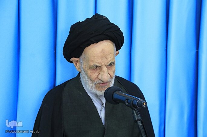 حضور نماینده ولی فقیه در خراسان جنوبی پای صندوق رأی