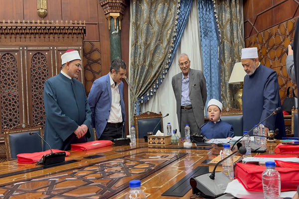 نمایش نبوغ کودک حافظ قرآن با تکیه بر کرسی شیخ الازهر + فیلم