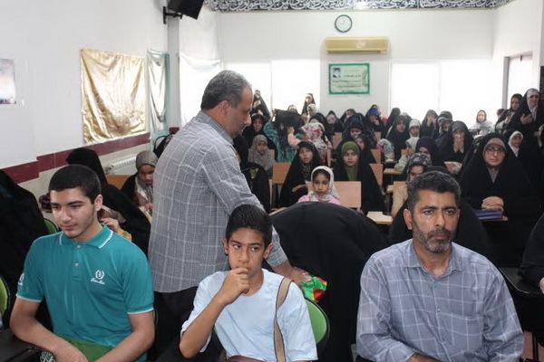 مراسم تبرک از سنگ قبر امام حسین (ع) و پرچم ابوالفضل (ع)