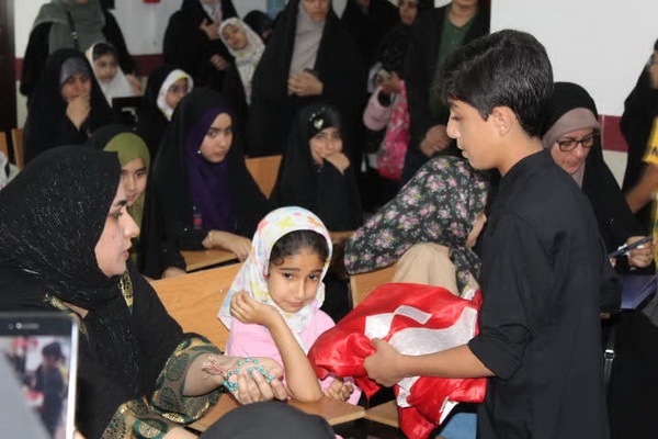 مراسم تبرک از سنگ قبر امام حسین (ع) و پرچم ابوالفضل (ع)