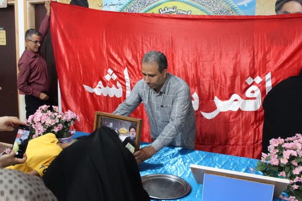 مراسم تبرک از سنگ قبر امام حسین (ع) و پرچم ابوالفضل (ع)