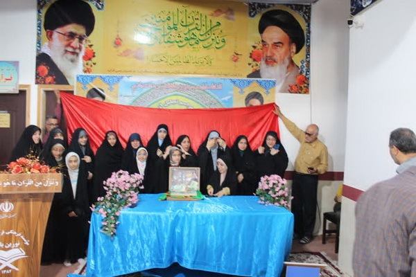 مراسم تبرک از سنگ قبر امام حسین (ع) و پرچم ابوالفضل (ع)