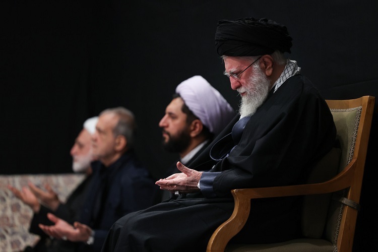 اولین شب مراسم عزاداری شهادت حضرت زهرا(س) با حضور رهبر معظم انقلاب