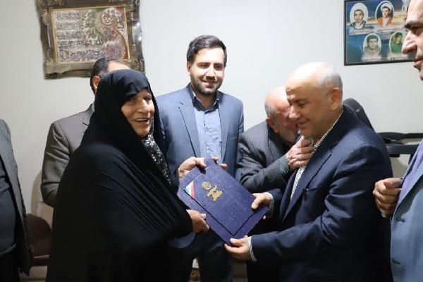 تجلیل استاندار مازندران از مادر شهیدان سروی در سالروز وفات حضرت ام‌البنین(س)