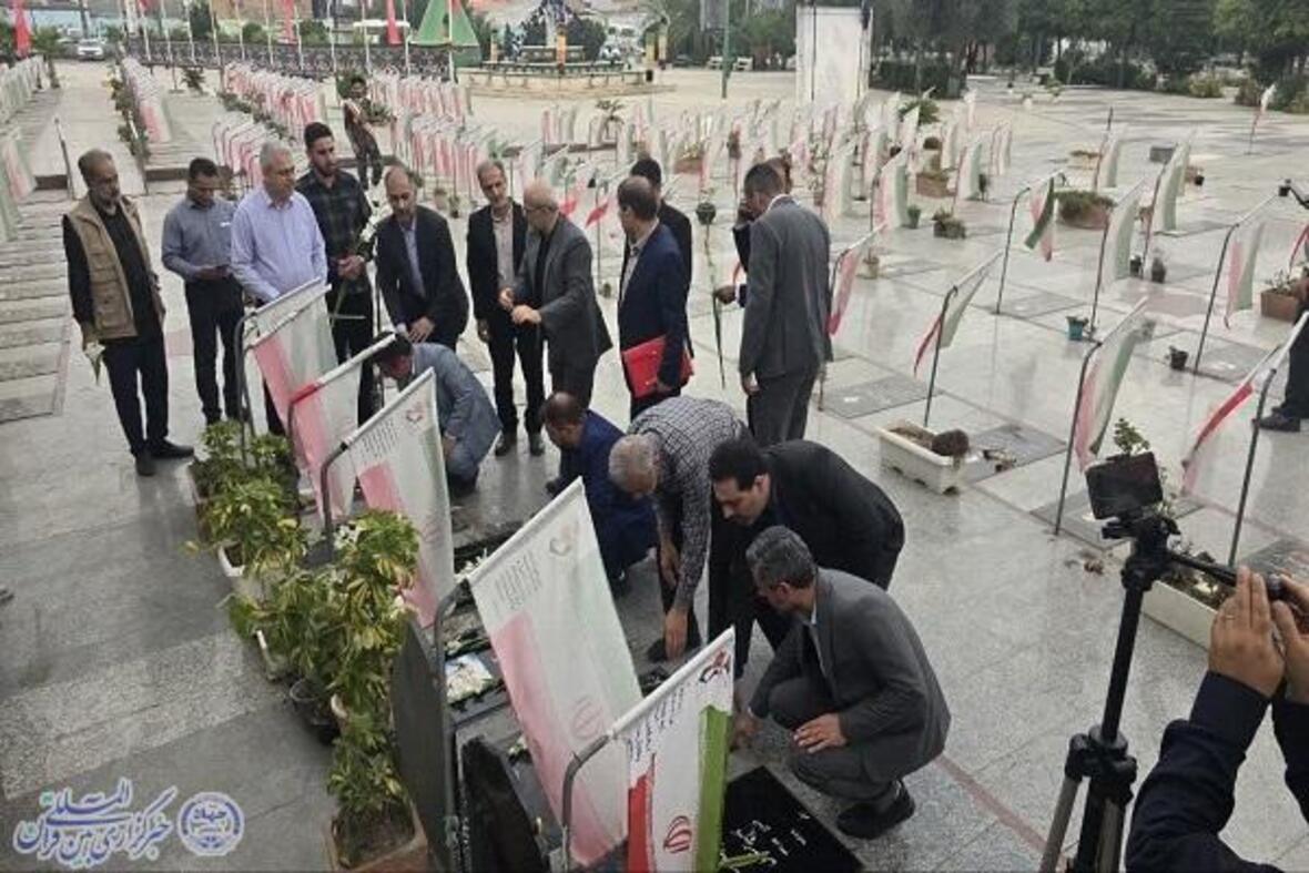 آیین گل افشانی مزار خبرنگار شهید هادی باغبانی شهید مدافع حرم