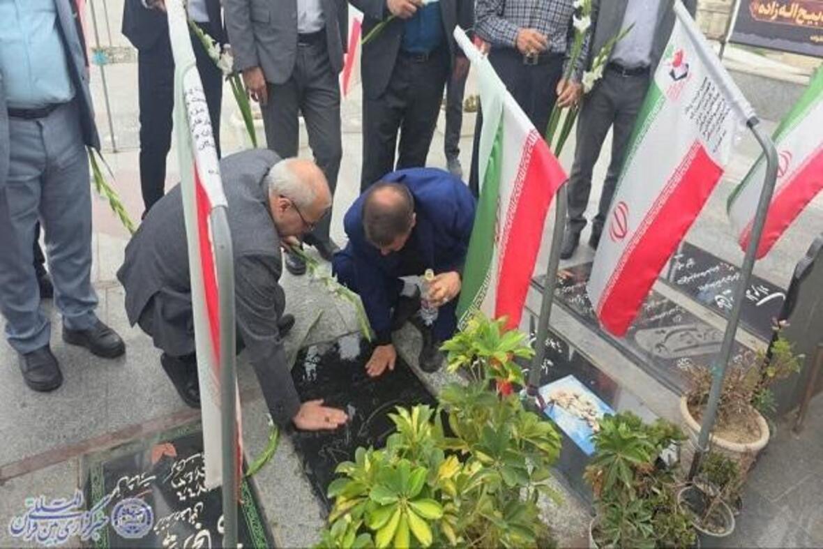 آیین گل افشانی مزار خبرنگار شهید هادی باغبانی شهید مدافع حرم