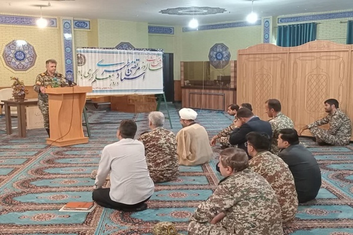 تجلیل از استادان شاغل در مراکز آموزشی و دانشگاهی وابسته به پدافند هوایی شهید ظرافتی