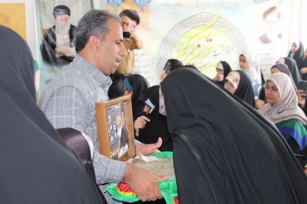 مراسم تبرک از سنگ قبر امام حسین (ع) و پرچم ابوالفضل (ع)