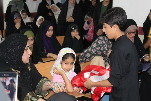 مراسم تبرک از سنگ قبر امام حسین (ع) و پرچم ابوالفضل (ع)