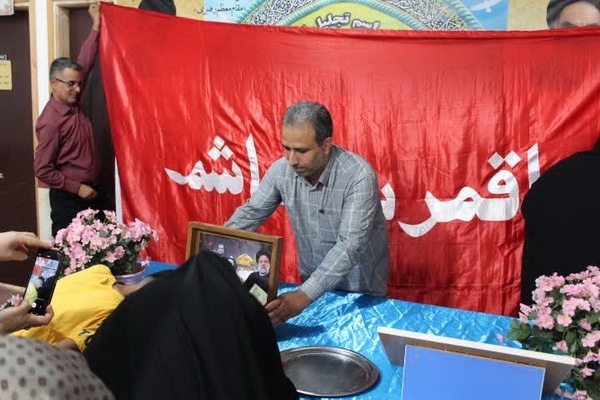 مراسم تبرک از سنگ قبر امام حسین (ع) و پرچم ابوالفضل (ع)