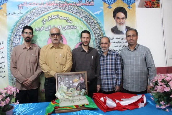 مراسم تبرک از سنگ قبر امام حسین (ع) و پرچم ابوالفضل (ع)