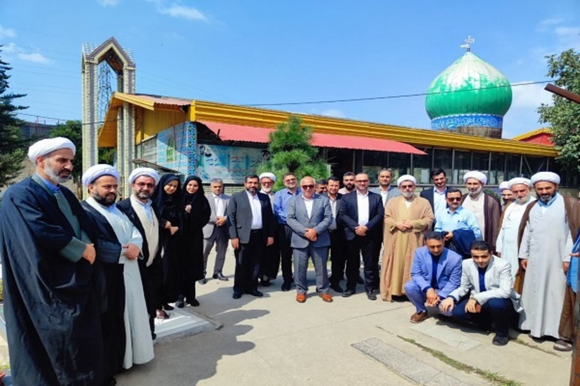 عطرافشانی گلزار شهدای امامزاده سیدملال(ع) قائم‌شهر