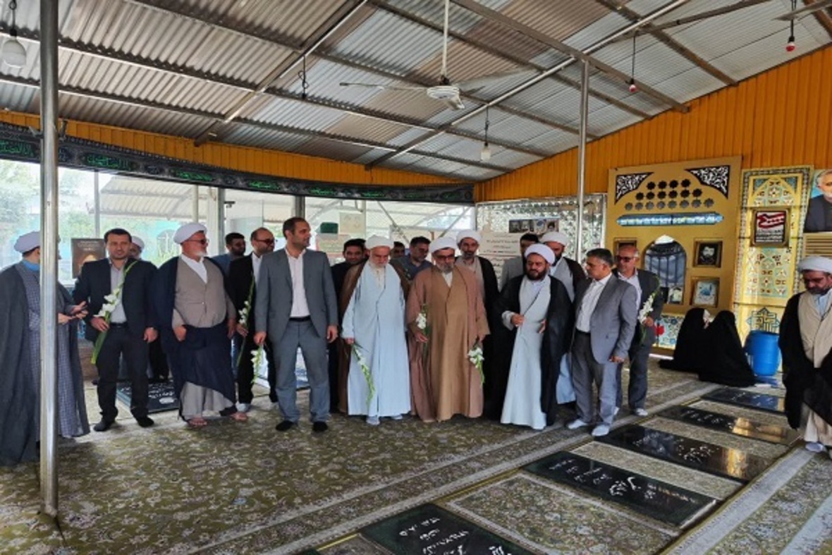 عطرافشانی گلزار شهدای امامزاده سیدملال(ع) قائم‌شهر