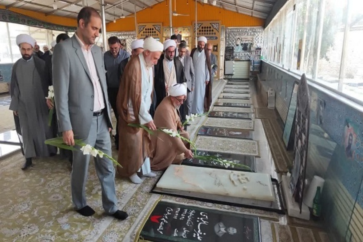 عطرافشانی گلزار شهدای امامزاده سیدملال(ع) قائم‌شهر