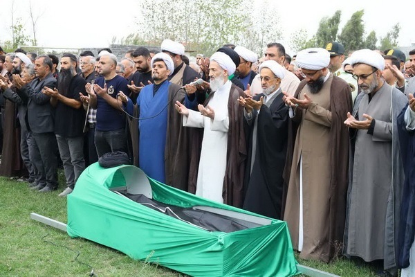 اقامه نماز بر پیکر حجت‌الاسلام والمسلمین حاج سید جمال موسوی پدر بزرگوار شهید والامقام سید جواد موسوی