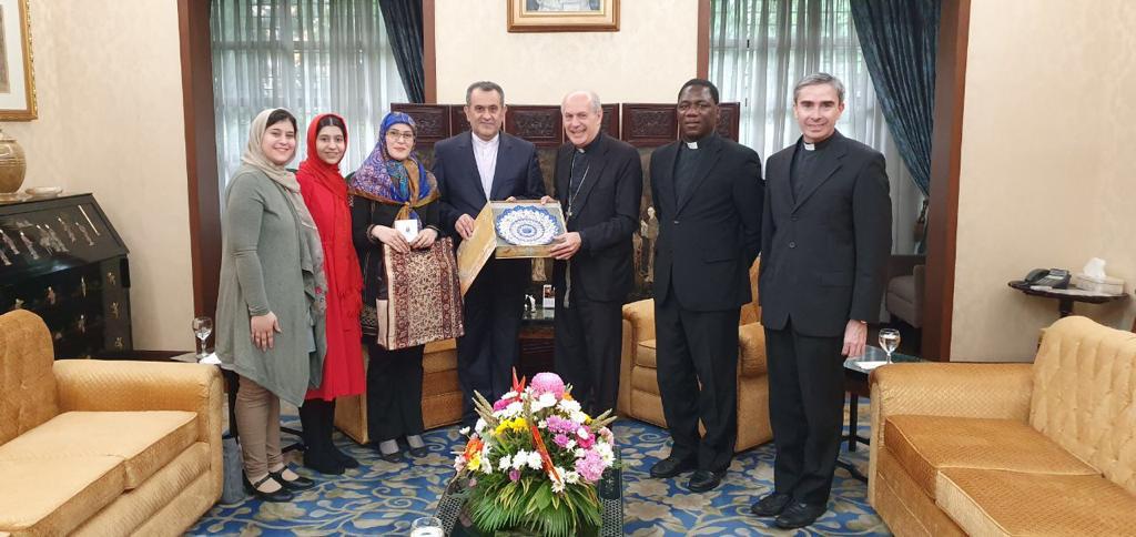 Hadiah Lencana Paus ke Perempuan Muslim Iran