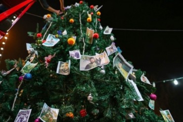 Iraq:alberi  di Natale ornati  con foto martiri di lotta contro terrorismo