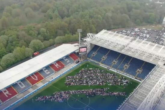 Inghilterra: prima preghiera Eid al-Fitr in uno stadio di calcio
