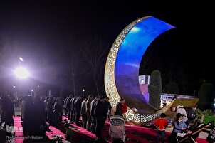 FOTO - Mese di Ramadan nel parco Laleh di Tehran