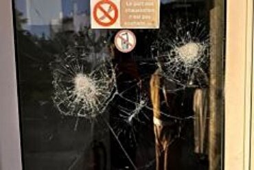 Slogan Anti-Islam diwarnai di Dinding Masjid di Perancis