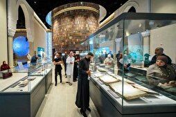 Ба намоиш гузошта шудани нусхаи таърихии «Мусҳафи куфӣ» дар Осорхонаи Қуръони Макка