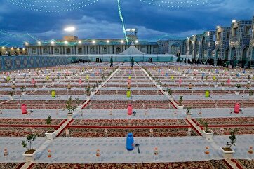 伊玛目里萨陵园接待了数千斋戒者开斋
